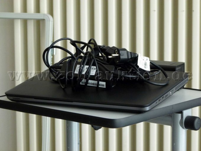 Beispielbild "HP ProBook 650 G1" - mit Dockingstation (zugeklappt) und Netzteilen