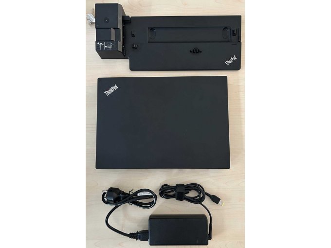 Notebook mit Zubehör