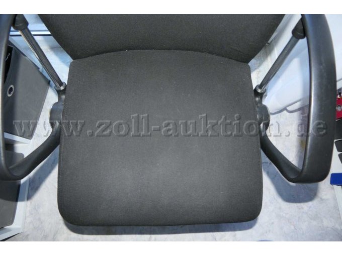 Detailaufnahme der Sitzfläche mit Verschmutzung durch Tierhaare von oben