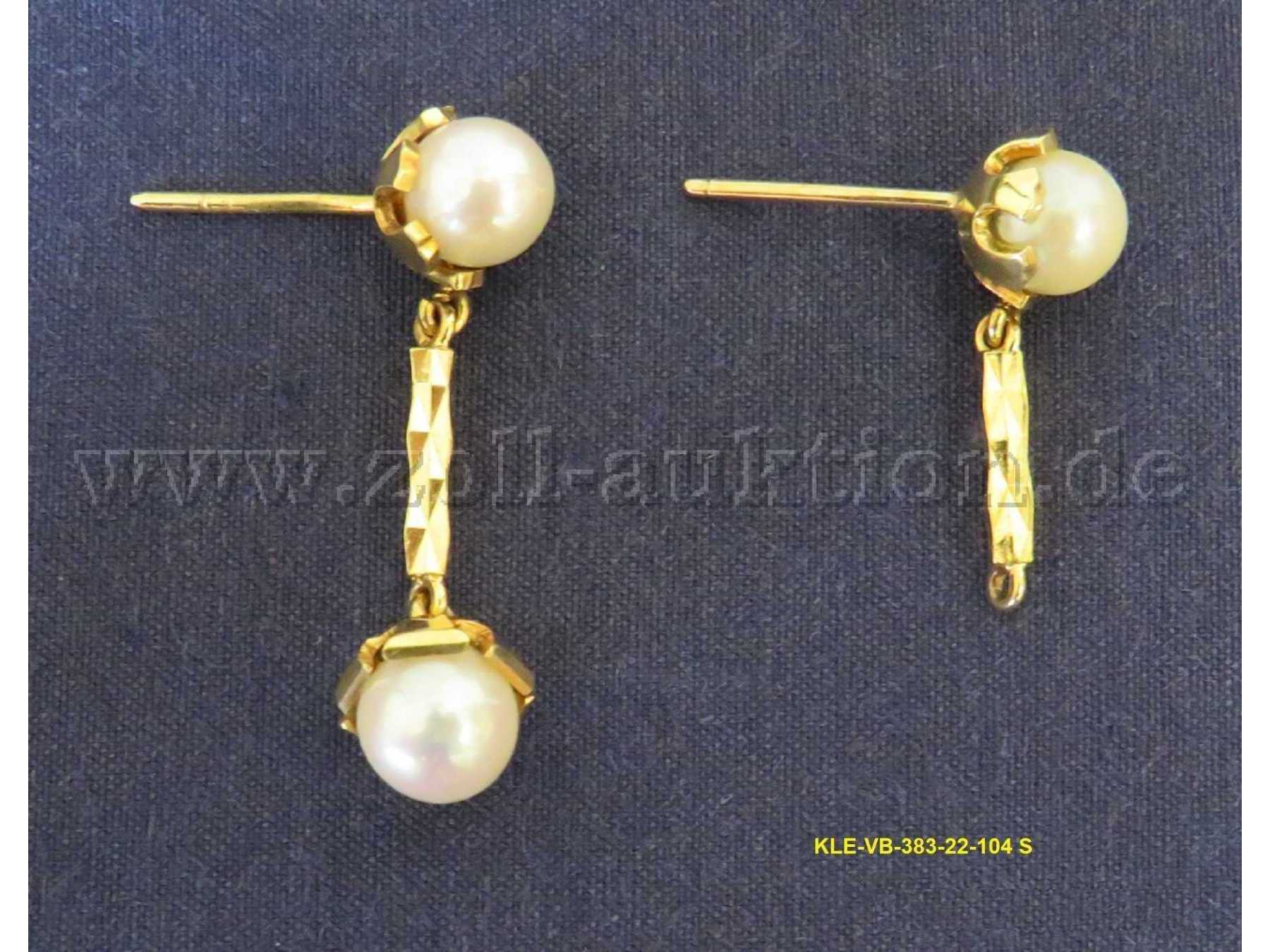 2 Ohrstecker, 750er, gelbgold mit Akoya-Zuchtperlen (eine Akoya-Zuchtperle fehlt)