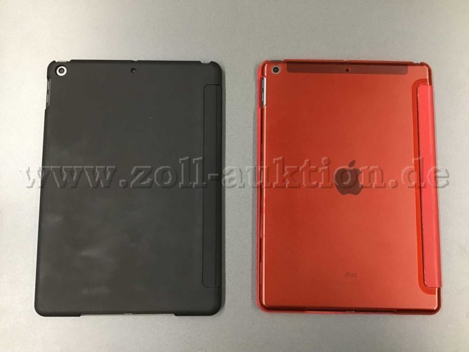 2 Apple iPad 7 in einer schwarzen Hülle und in einer roten Hülle (Rückseite)
