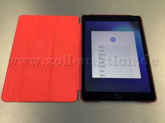 Einzelansicht iPad 7 in roter Hülle geöffnet