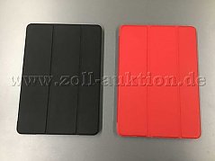 2 Apple iPad 7 in einer schwarzen Hülle und in einer roten Hülle (Vorderseite)