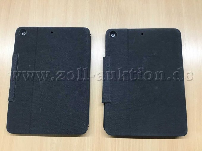 Rückseite, zwei Logitech Tastaturhüllen