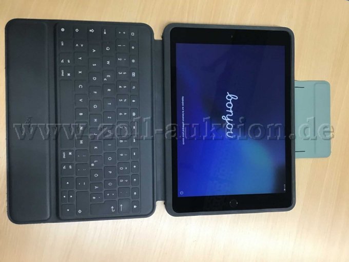 1. Apple iPad 7, Ansicht Frontcover iPad mit Tastatur