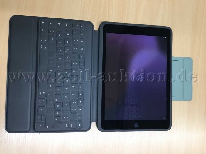 2. Apple iPad 7, Ansicht Frontcover iPad mit Tastatur
