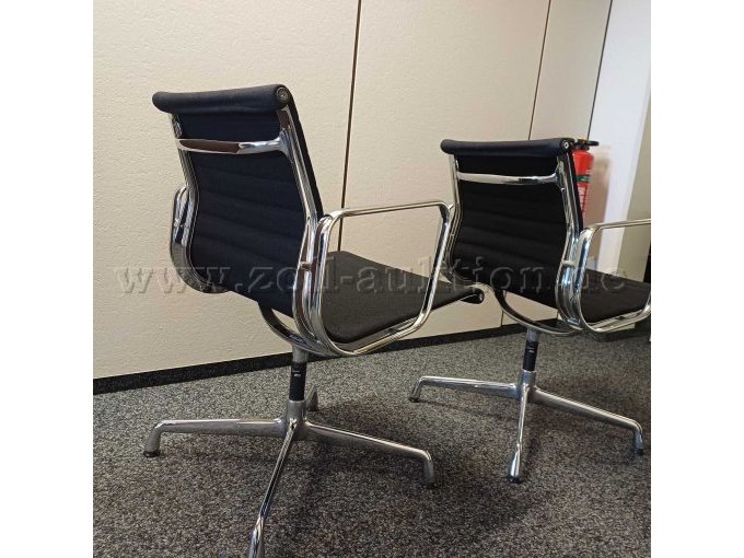 2 Vitra Stühle mit Herstellermarkierung am Bein