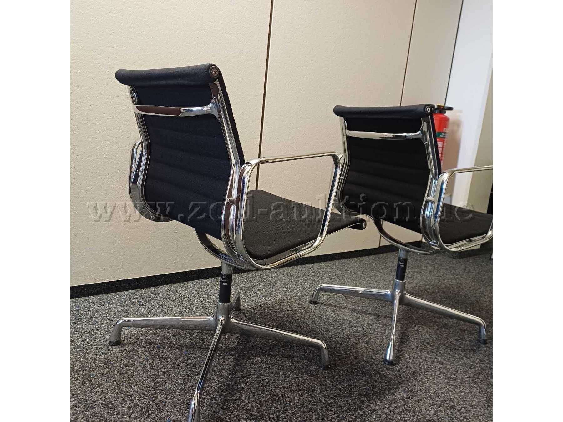 2 Vitra Stühle mit Herstellermarkierung am Bein