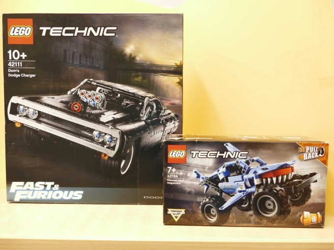 2 Spielzeugautos von Lego Technic in der Originalverpackung_ Vorderseiten