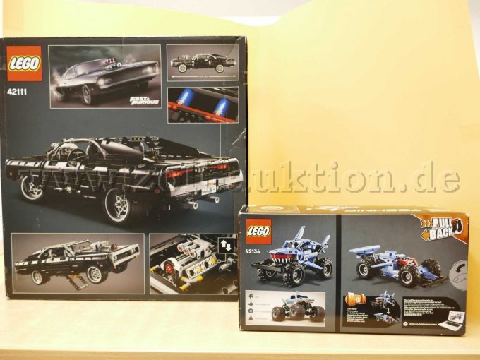 2 Spielzeugautos von Lego Technic in der Originalverpackung_ Rückseiten