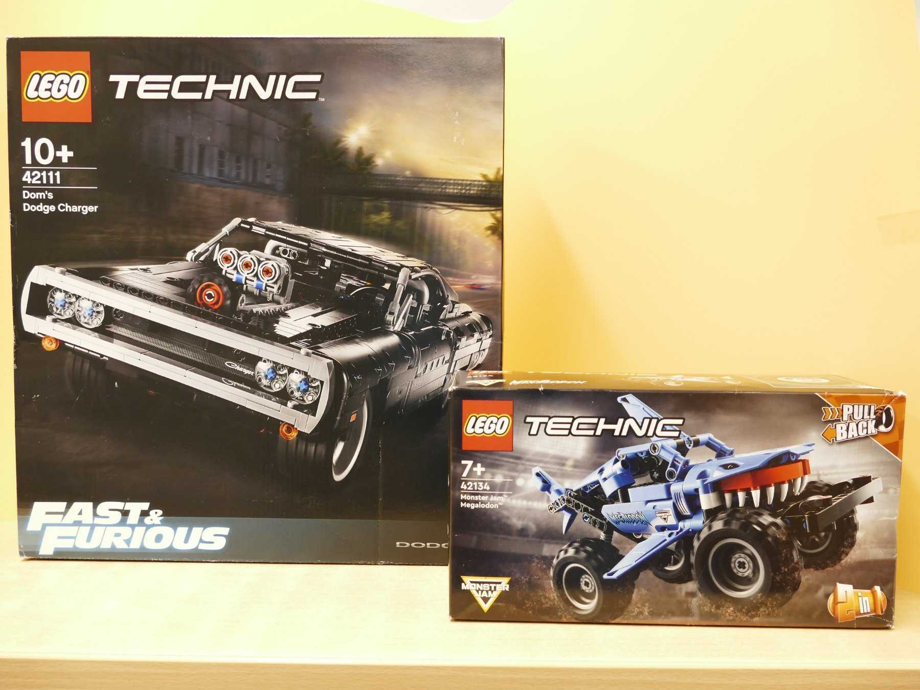 2 Spielzeugautos von Lego Technic in der Originalverpackung_ Vorderseiten