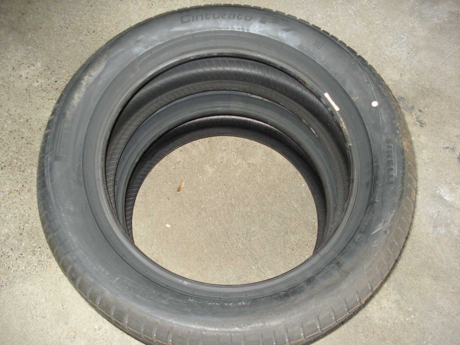 PIRELLI Reifen von der Seite.