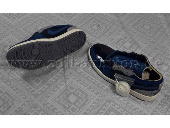 1 Paar blaue Sneaker “Nike” Gr. 45 Air Jordan 1 Low SE Craft - DR 8867-400