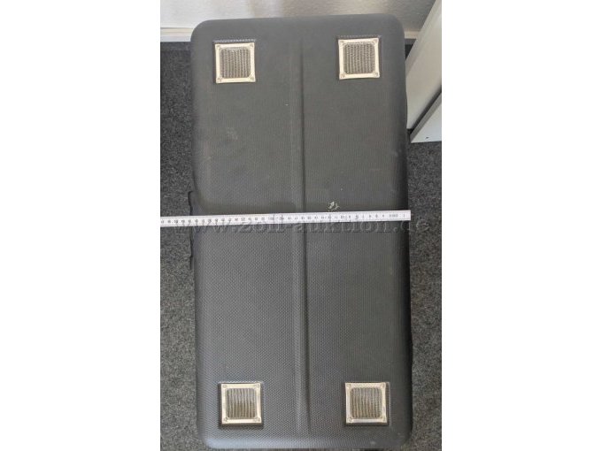 Tablet-Ladekoffer Draufsicht mit Meterstab breite (Beispielfoto)