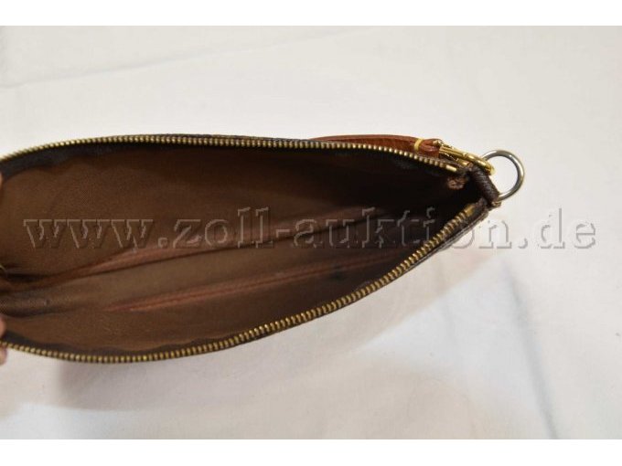 Sicht in die Pochette „Louis Vuitton“ Modell: Monogram Canvas Pochette