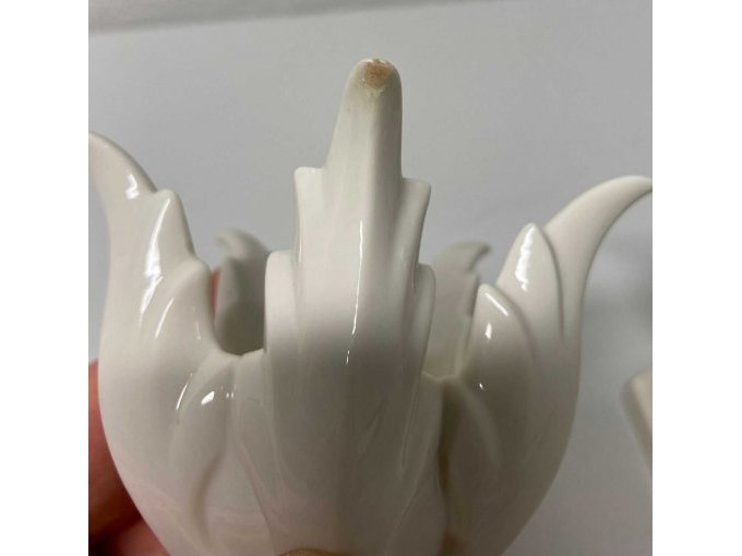 Leuchter 1, abgenutzte Stelle u. Verfärbung an einer Blütenspitze