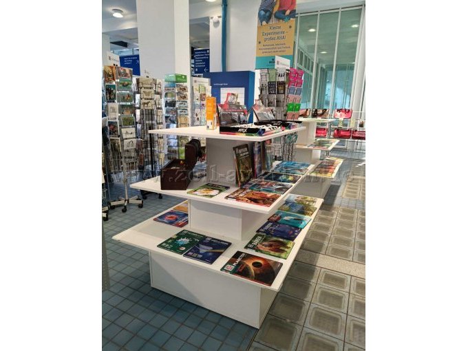 Präsentationstisch für Waren mit 3 Etagen, in Weiß, Gesamtansicht