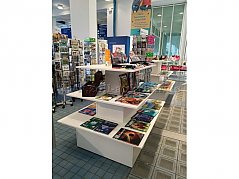 Präsentationstisch für Waren mit 3 Etagen, in Weiß, Gesamtansicht