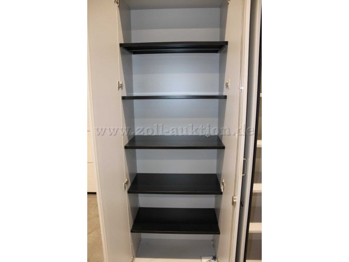 Schrank mit Metallböden