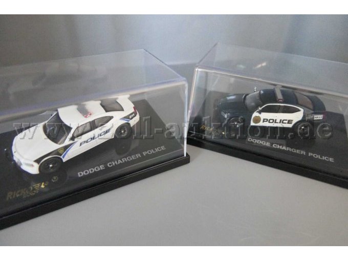 Dodge Charger Police und Dodge Charger Police Gesamtansicht im Schaukasten