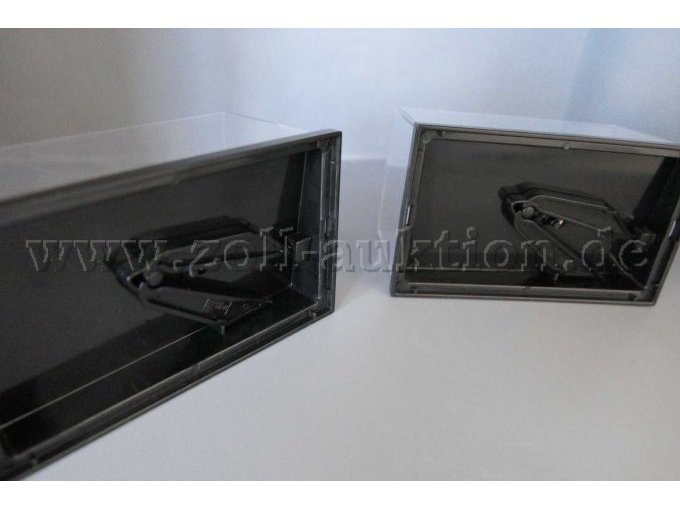 Dodge Charger Police und Dodge Charger Police Gesamtansicht im Schaukasten von unten