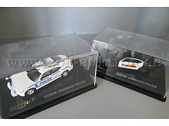 Ricko Modelle Dodge Charger Police und Dodge Charger Police, 1:87 Gesamtansicht im Schaukasten