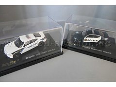 Dodge Charger Police und Dodge Charger Police Gesamtansicht im Schaukasten