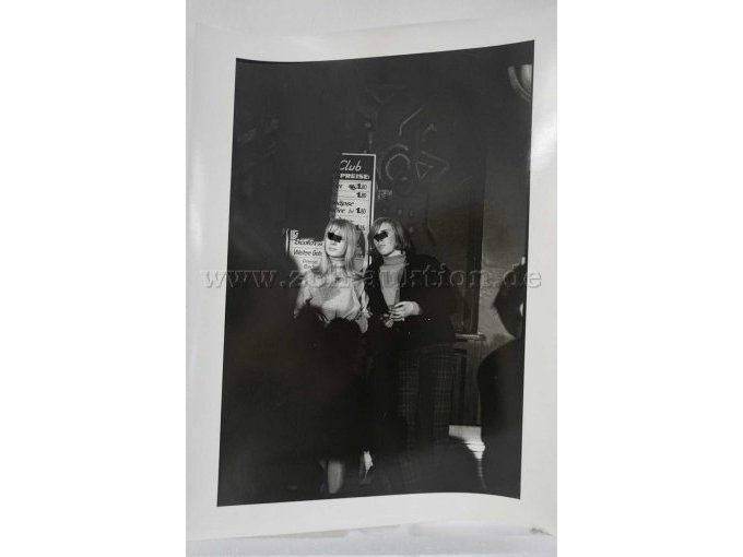 zwei unbekannte Frauen im Star Club