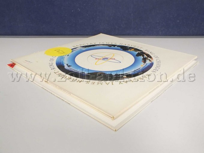 Seitliche Ansicht der LPs liegend von links, mit Beschädigungen