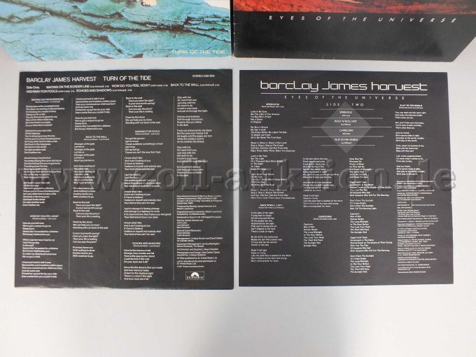 Rückseite der Poster zu den LPs mit Beschädigunen