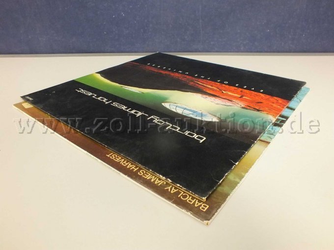 Seitliche Ansicht der LPs liegend von links, mit Beschädigungen