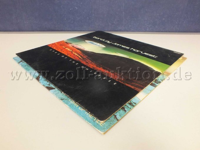 Seitliche Ansicht der LPs liegend von rechts, mit Beschädigungen