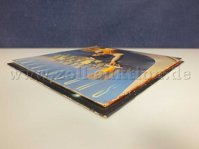 Seitliche Ansicht der LPs liegend von links, mit Beschädigungen