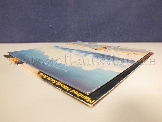 Seitliche Ansicht der LPs liegend von links, mit Beschädigungen