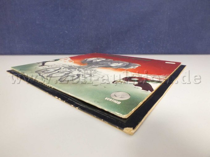 Seitliche Ansicht der LPs liegend von rechts mit Beschädigungen