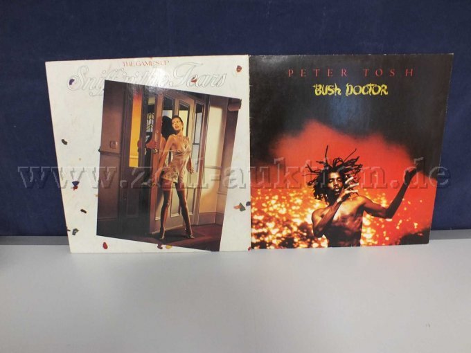 Gesamtansicht der LPs Sniff ’n’ the Tears und Peter Tosh mit Beschädigungen