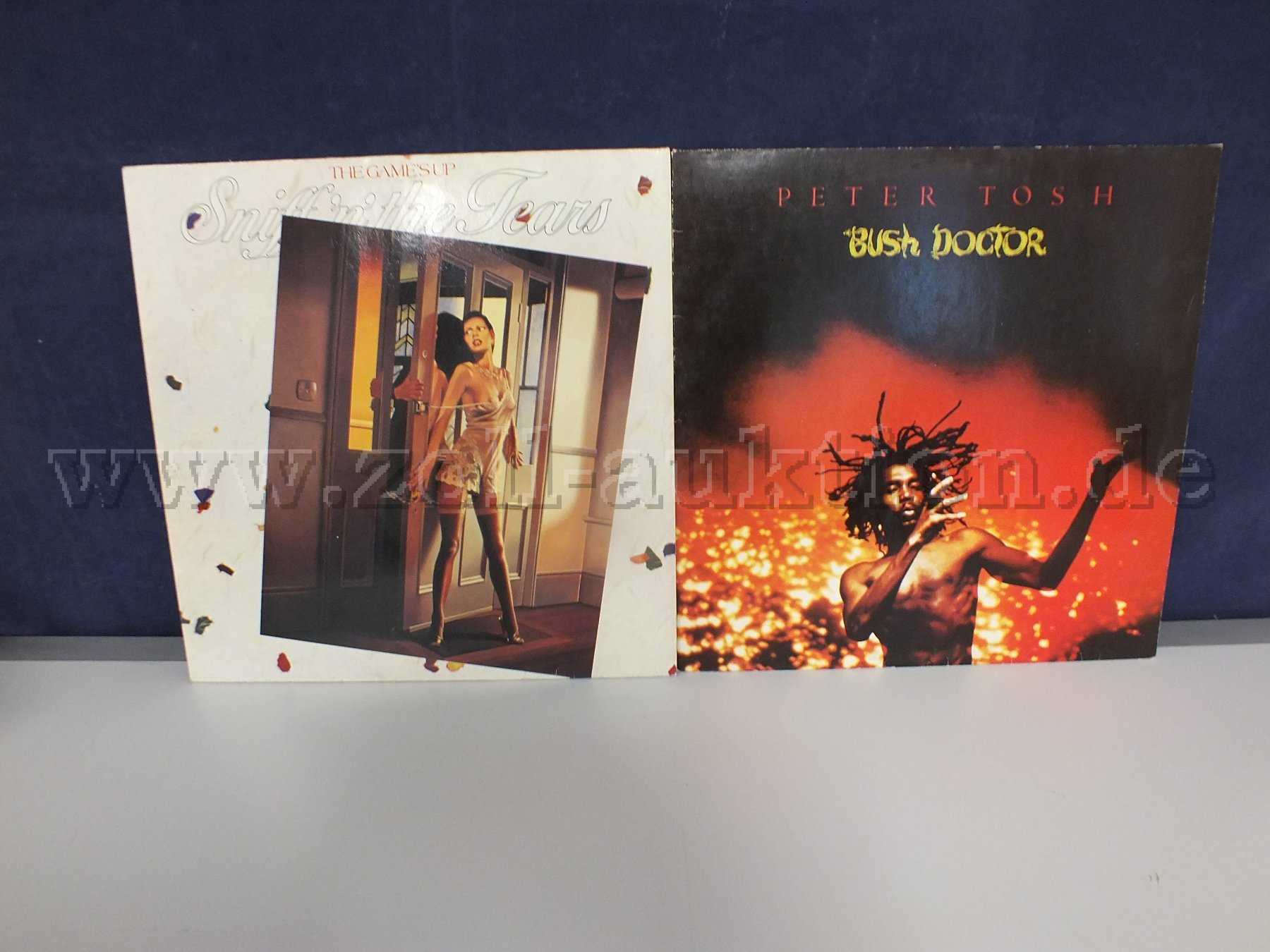 Gesamtansicht der LPs Sniff ’n’ the Tears und Peter Tosh mit Beschädigungen
