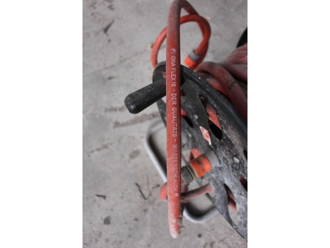 Schaluchwagen, schwarz mit rotem Schlauch