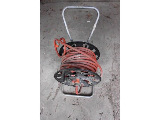 Schaluchwagen, schwarz mit rotem Schlauch