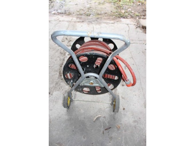 Schaluchwagen, schwarz mit rotem Schlauch