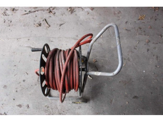 Schaluchwagen, schwarz mit rotem Schlauch