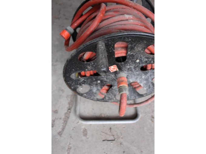 Schaluchwagen, schwarz mit rotem Schlauch