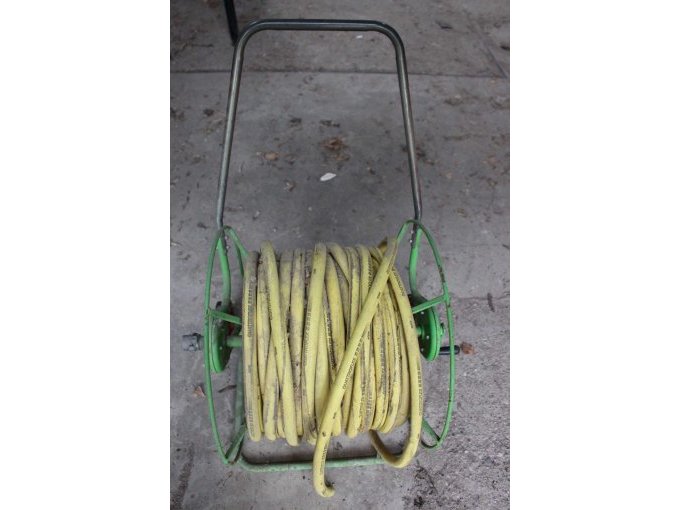 Schlauchwagen grün mit gelbem Schlauch