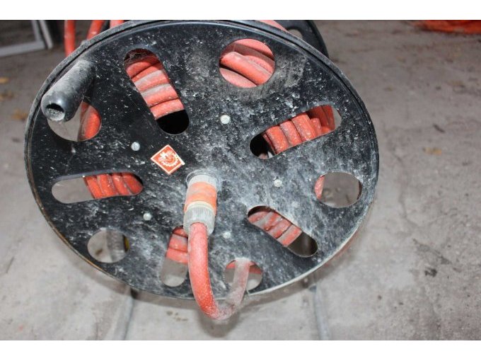 Schaluchwagen, schwarz mit rotem Schlauch