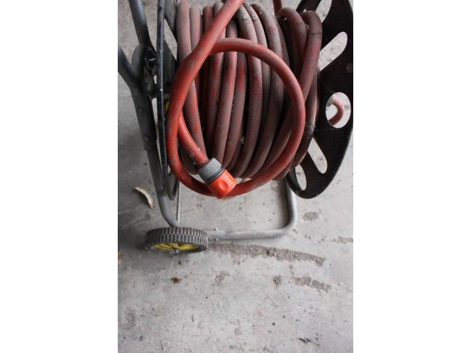 Schaluchwagen, schwarz mit rotem Schlauch