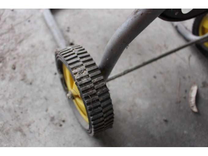 Schaluchwagen, schwarz mit rotem Schlauch