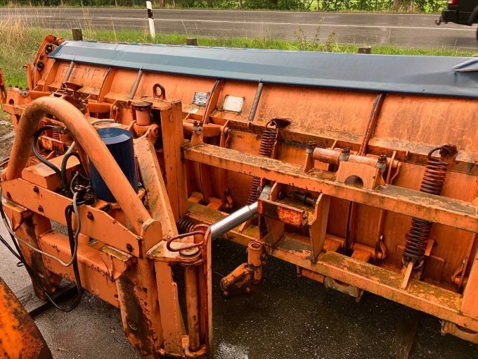 Heckansicht Riss im Windleitschirm Pflug 1