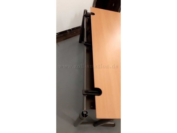 Detailansicht vorgezogene Tischplatte - Kabelkanal