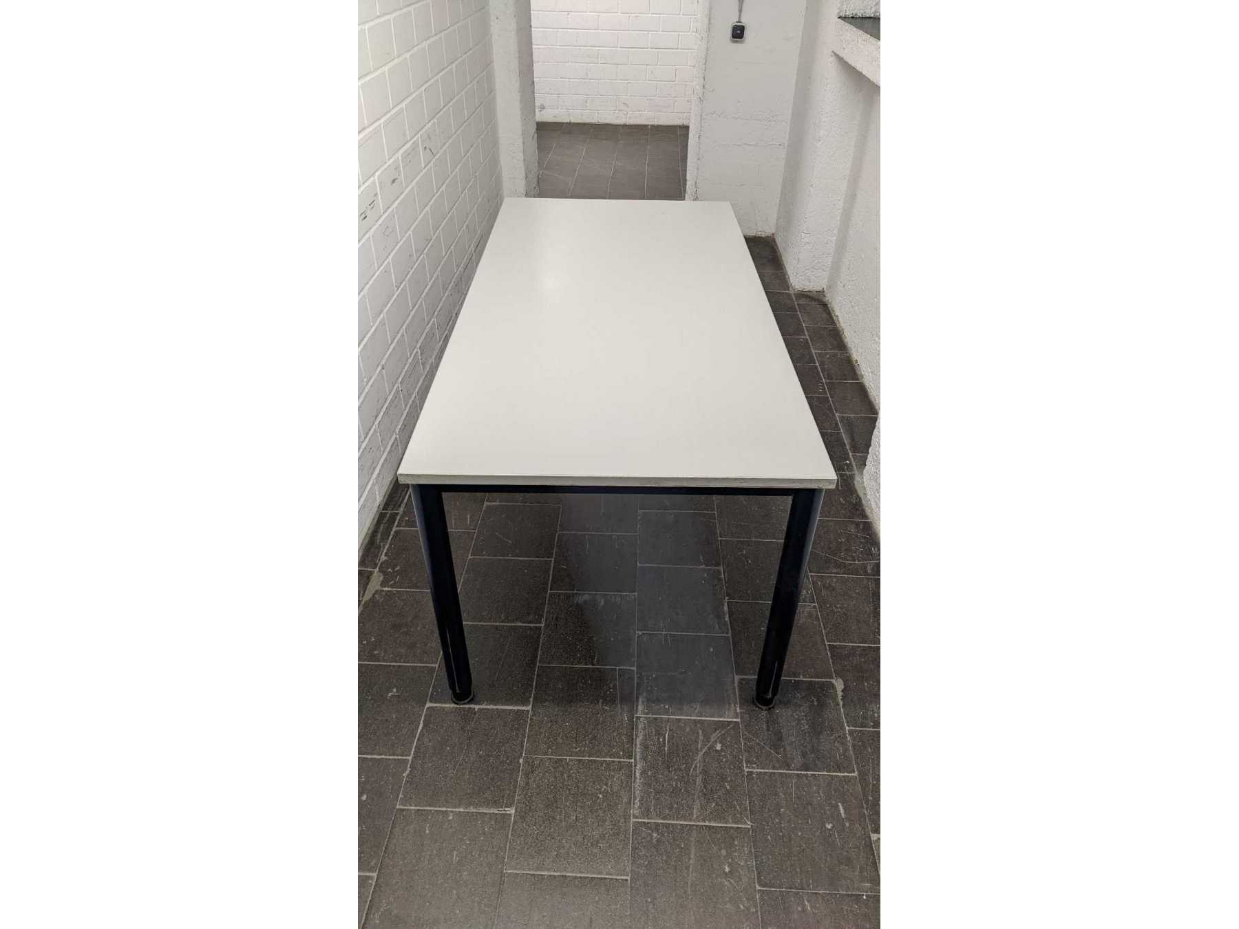 Schreibtisch