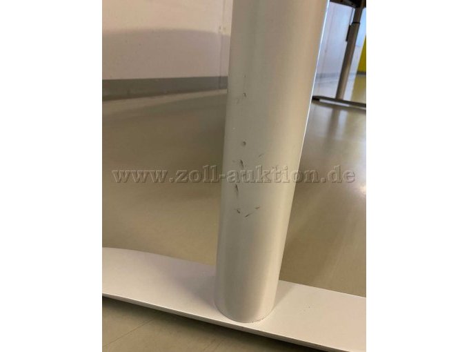 Ebenfalls ist leichter Abrieb an den Tischfüßen sichtbar.